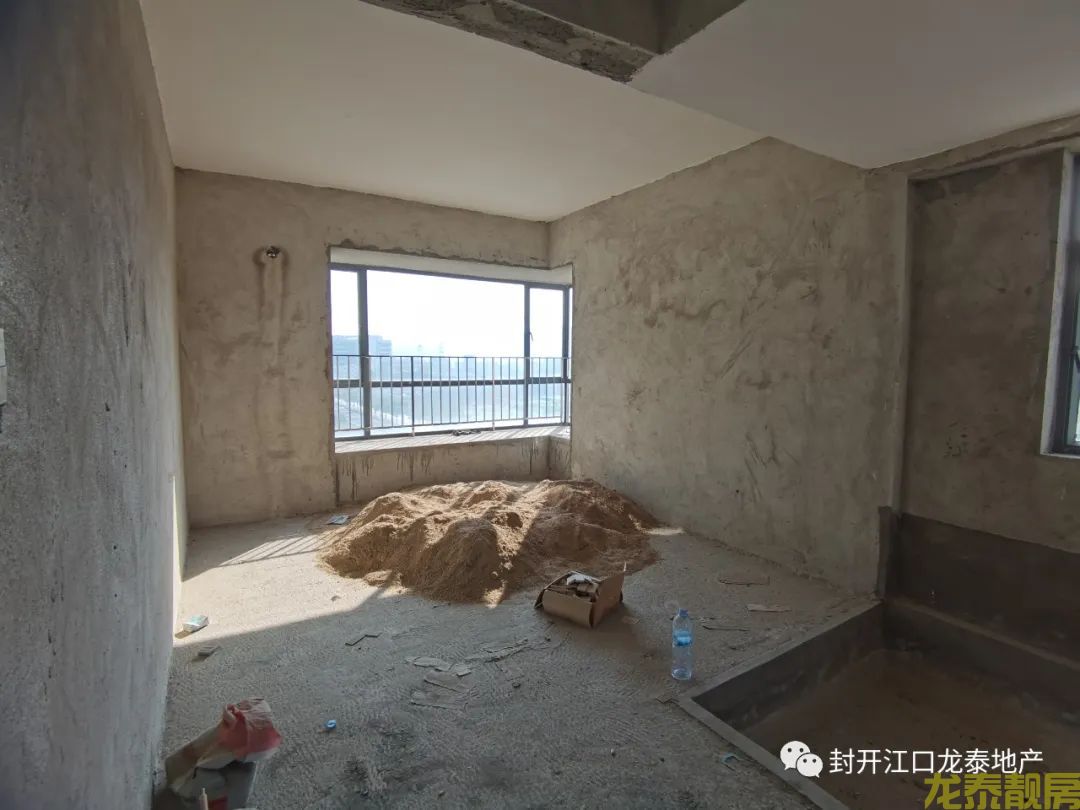 香槟一号南向电梯毛坯8楼