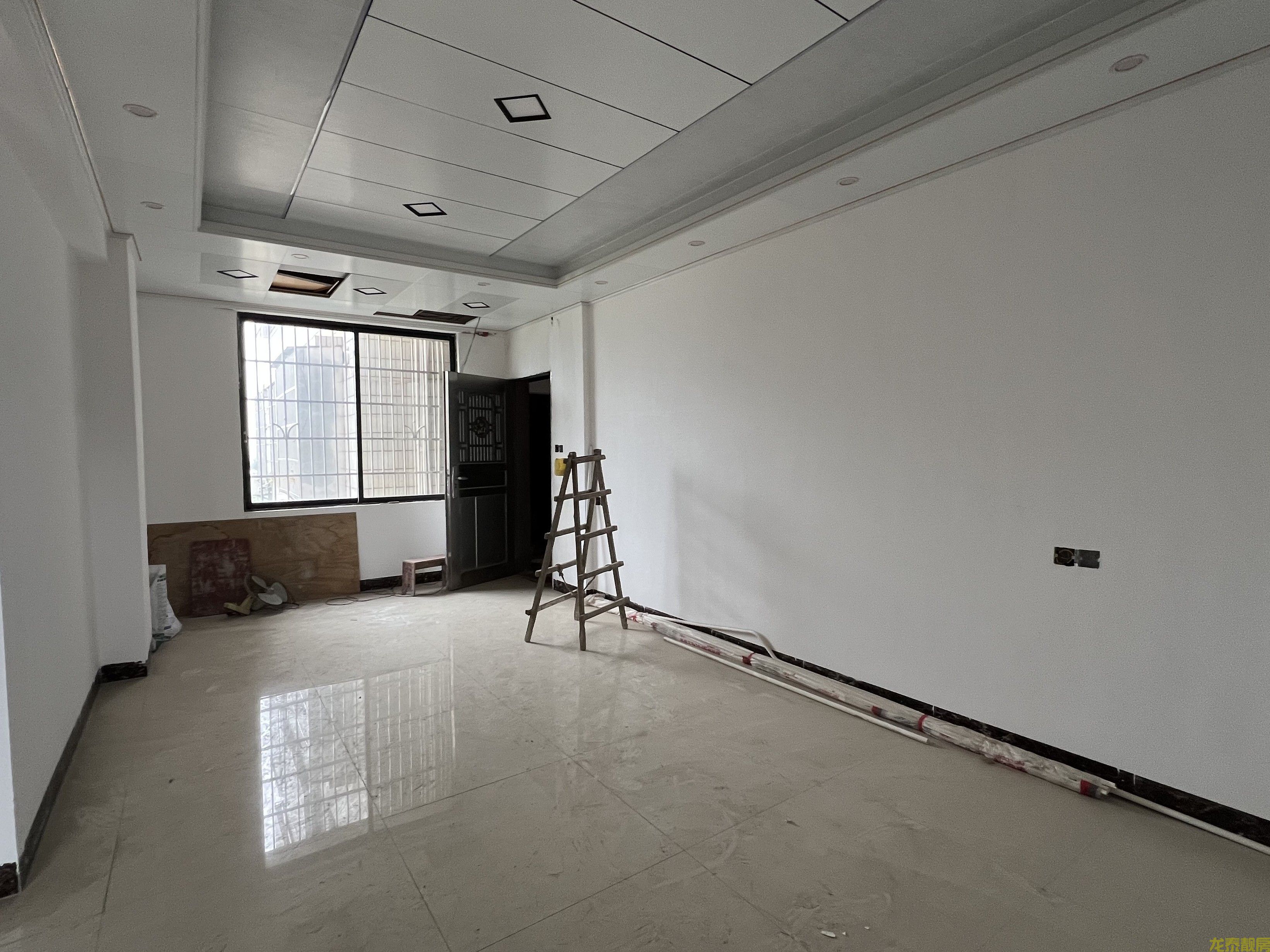 封川车站旁.步梯6楼4房，全新精装，即买即入住